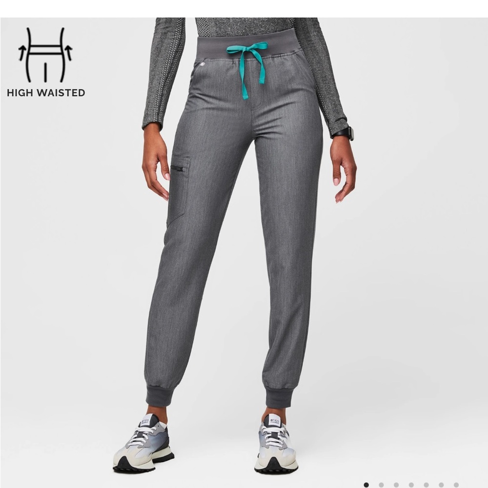 2 pairs of Figs High-Waisted Zamora Joggers in Charcoal